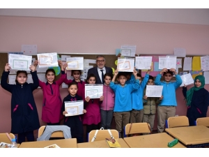 Başkan Bozkurt’tan Karne Hediyesi