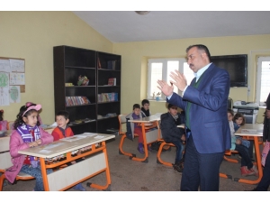 Kaymakam Demirel, Köy Okulunda Karne Dağıttı