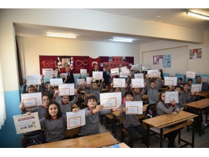 Yunusemre’den Öğrencilere Karne Hediyesi