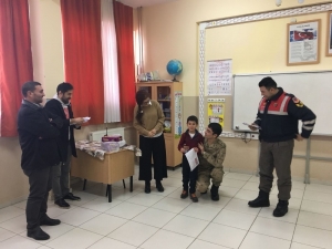 Öğrencilerin Karnesini Jandarma Verdi