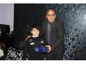 Bedensel Engelli Öğrencinin Karnesi Evinde Verildi