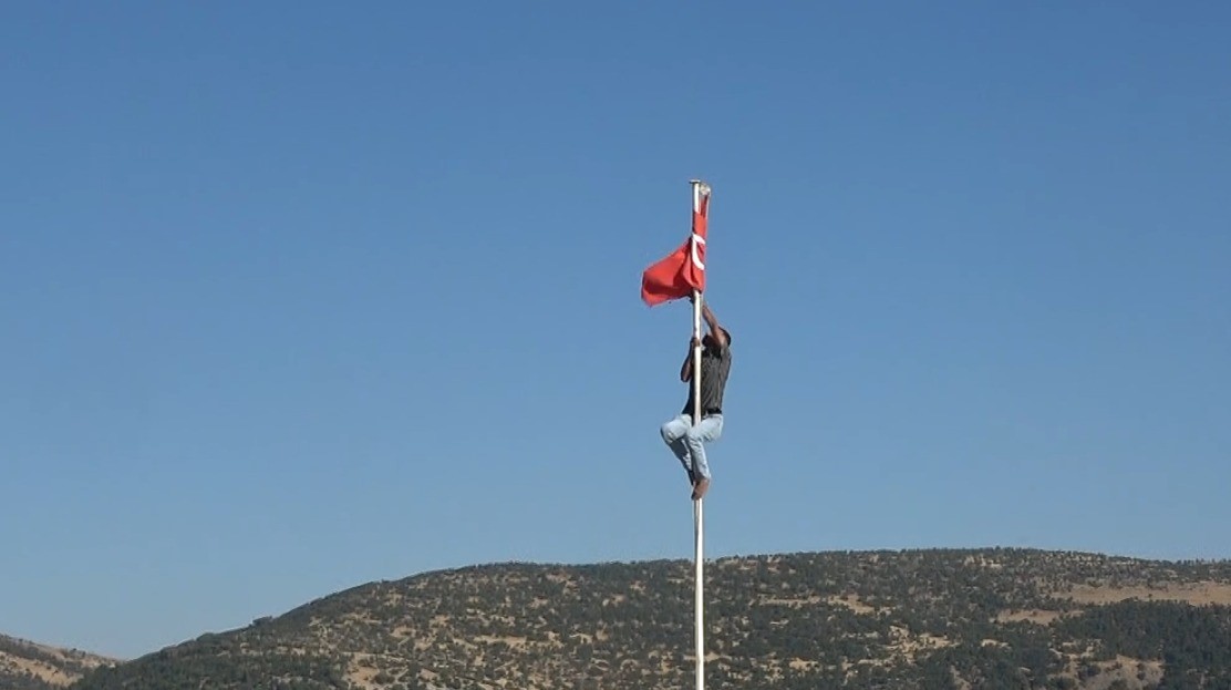 turk-bayragini-duzeltmek-icin-direge-tirmandi