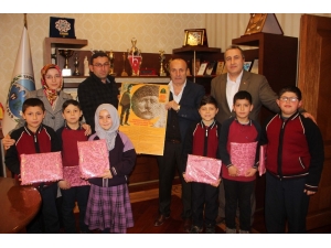 Başkan Arslan, Yabancı Dil Öğrencilerine İngilizce Okuma Seti Hediye Etti