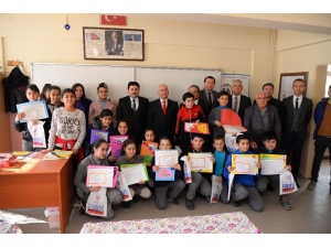 Öğrenciler Karne Ve Hediyelerini Aldılar