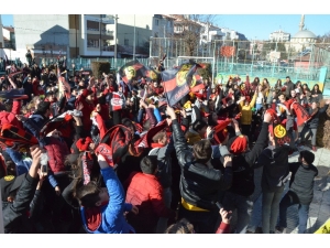 Bando Es-es Ve Tribün Grubu Nefer’den Çocuklara Karne Hediyesi