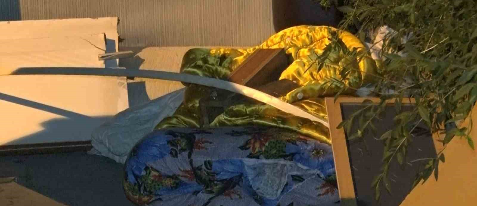 baskent-te-vatandaslar-cop-konteynerlerin-yanina-birakilan-esyalarin-toplanmamasina-tepki-gosterdi