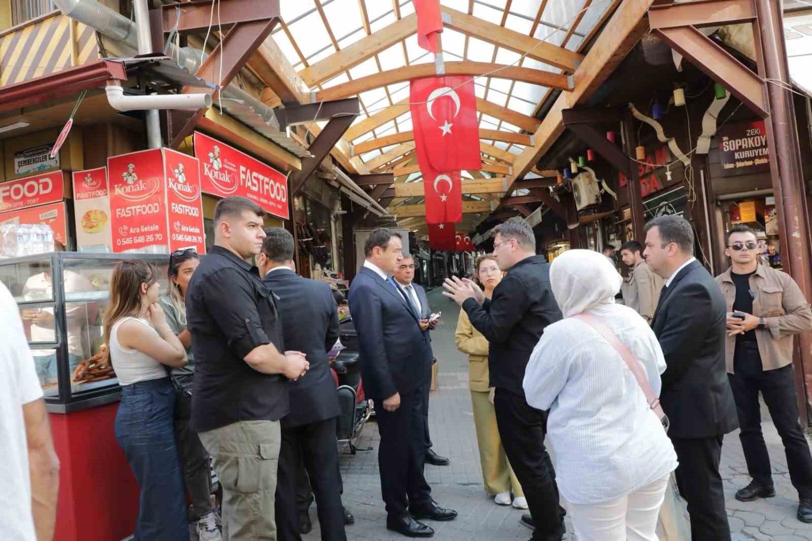 kutahya-valisi-musa-isin-sokak-sagliklastirma-projesi-alaninda-incelemelerde-bulundu