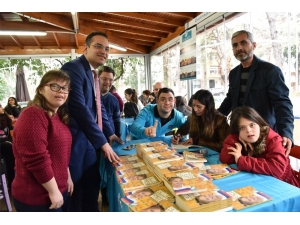 Down Sendromlu Kızı İçin Kitap Yazdı