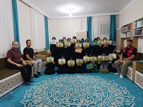 emirdag-da-aziziye-kiz-hafizlik-kur-an-kursu-ogrencilerine-ebru-sanati-ve-kaligrafi-etkinligi-ilgi-gordu