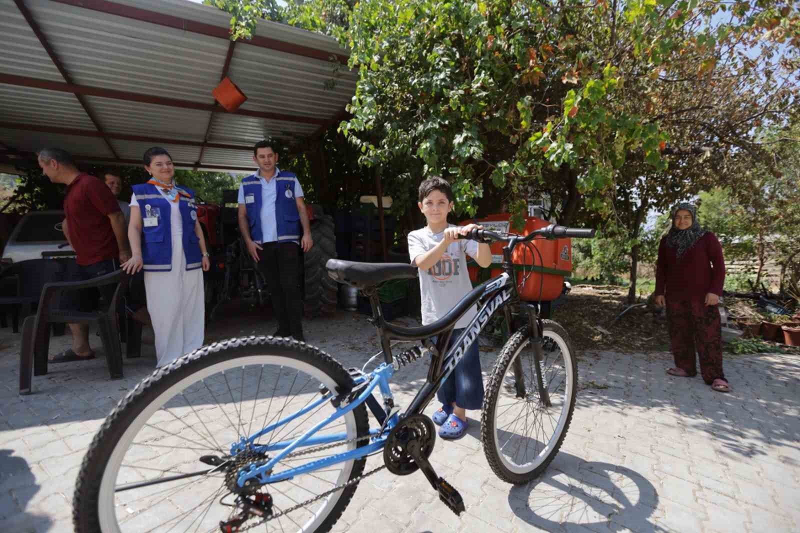 yanginda-bisikleti-yanan-umut-un-bisiklet-sevinci