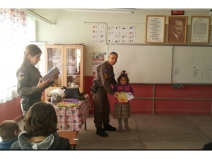 Burhaniye’de Jandarma Kitap Dağıttı