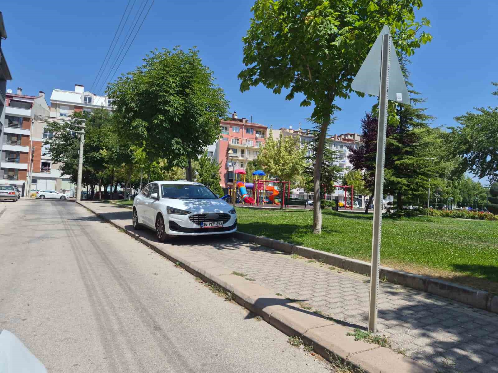 eskisehir-de-kaldirima-park-eden-surucu-yayalari-hice-saydi