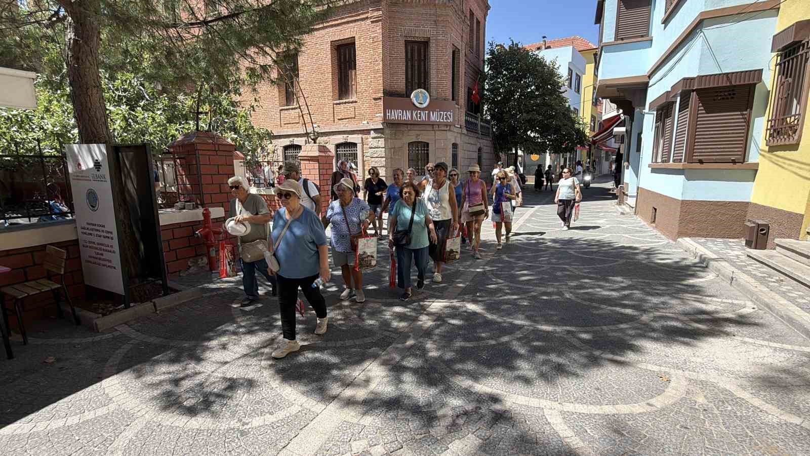 havran-da-siyah-incir-hasadi-turizme-acildi