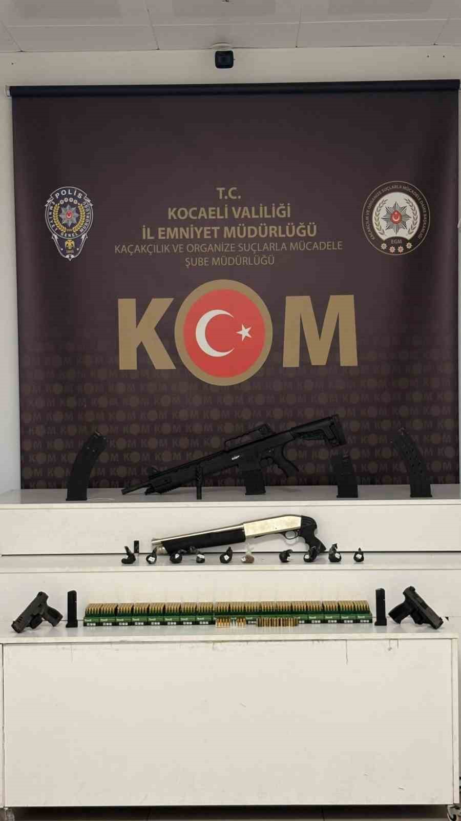 kocaeli-merkezli-3-ilde-sokaklar-guvende-operasyonu-13-gozalti