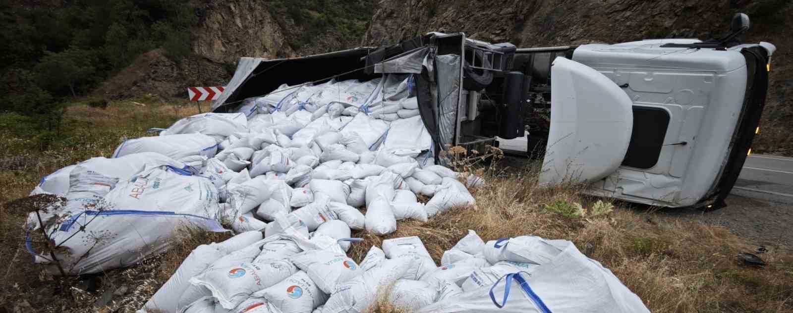 gumushane-de-balik-yemi-yuklu-tir-devrildi-surucu-yaralandi