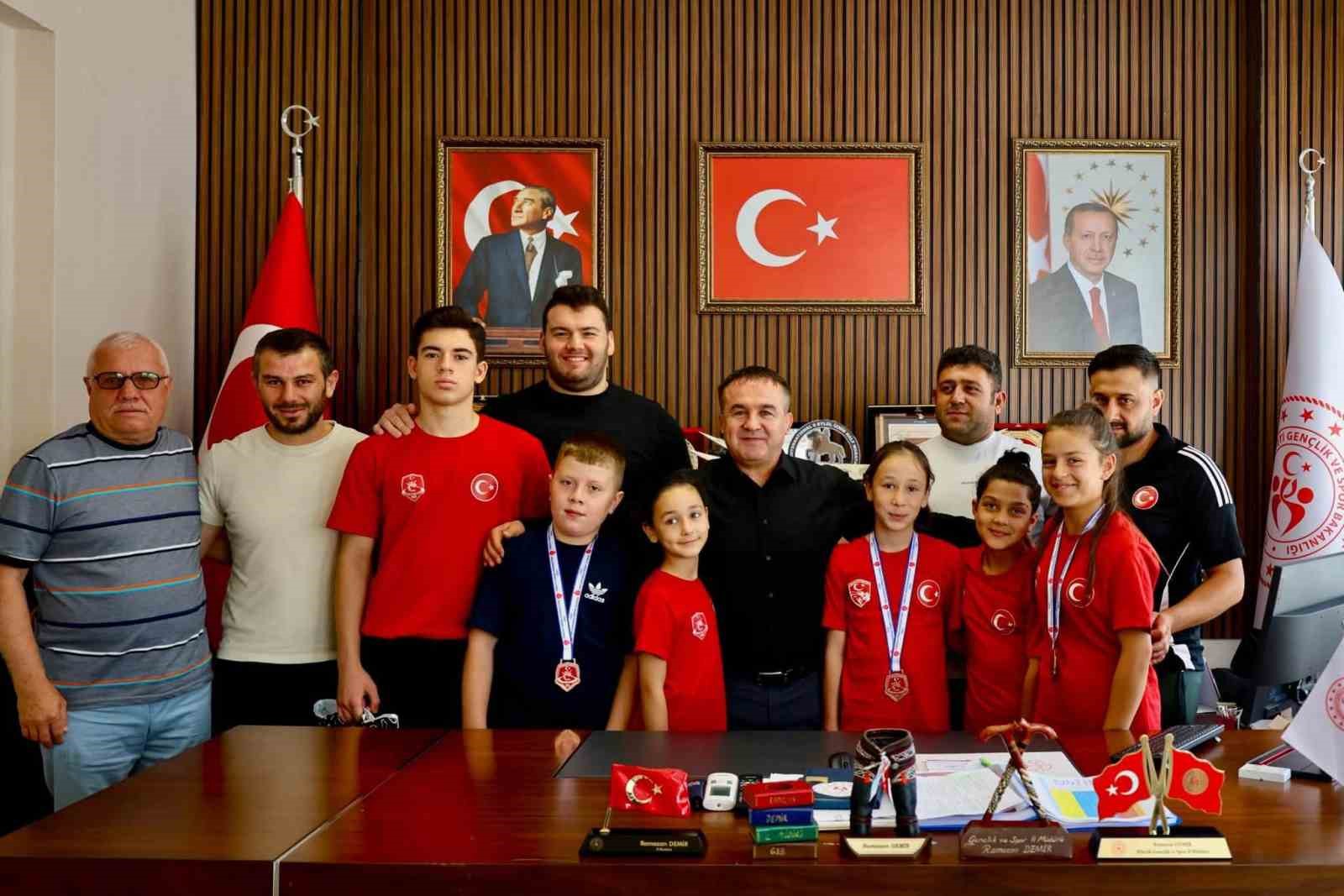 10-bin-sporcunun-yaristigi-turkiye-sampiyonasinda-bilecikli-gurescilerden-buyuk-basari