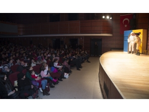 “Çizmeli Kedi” Sahnelendi