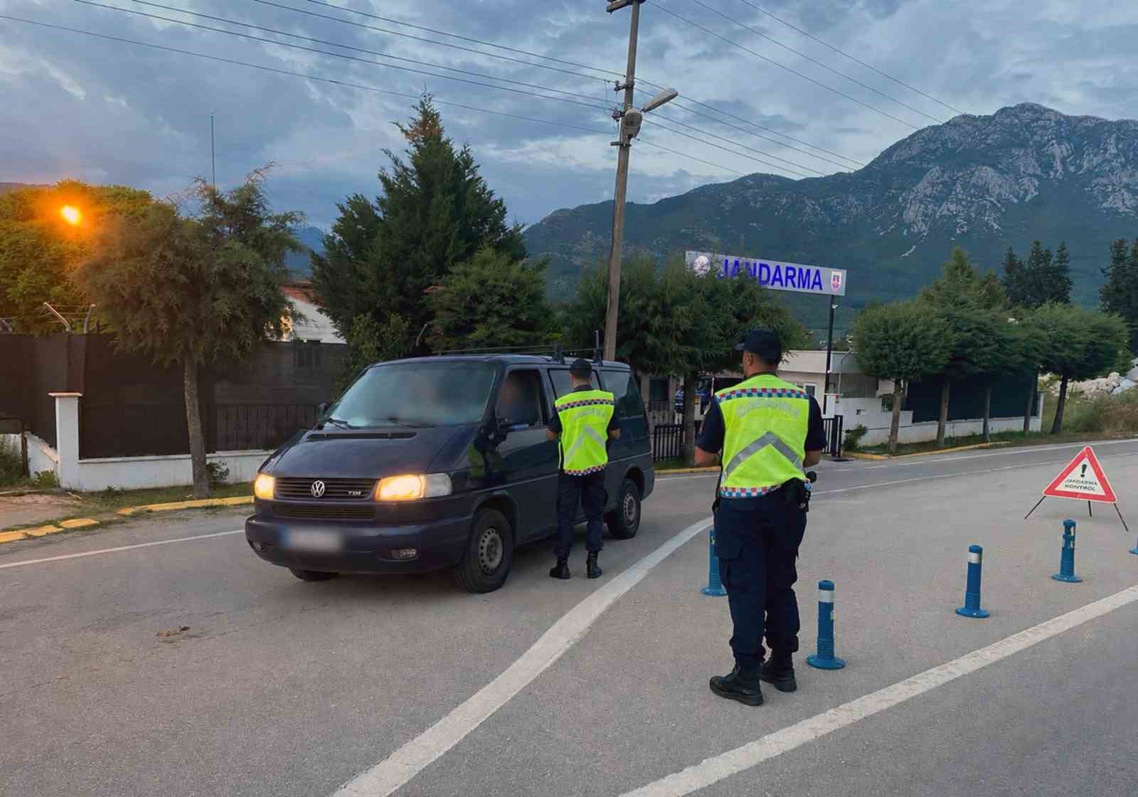 mugla-da-jandarma-trafik-denetimlerinde-155-arac-trafikten-men-edildi