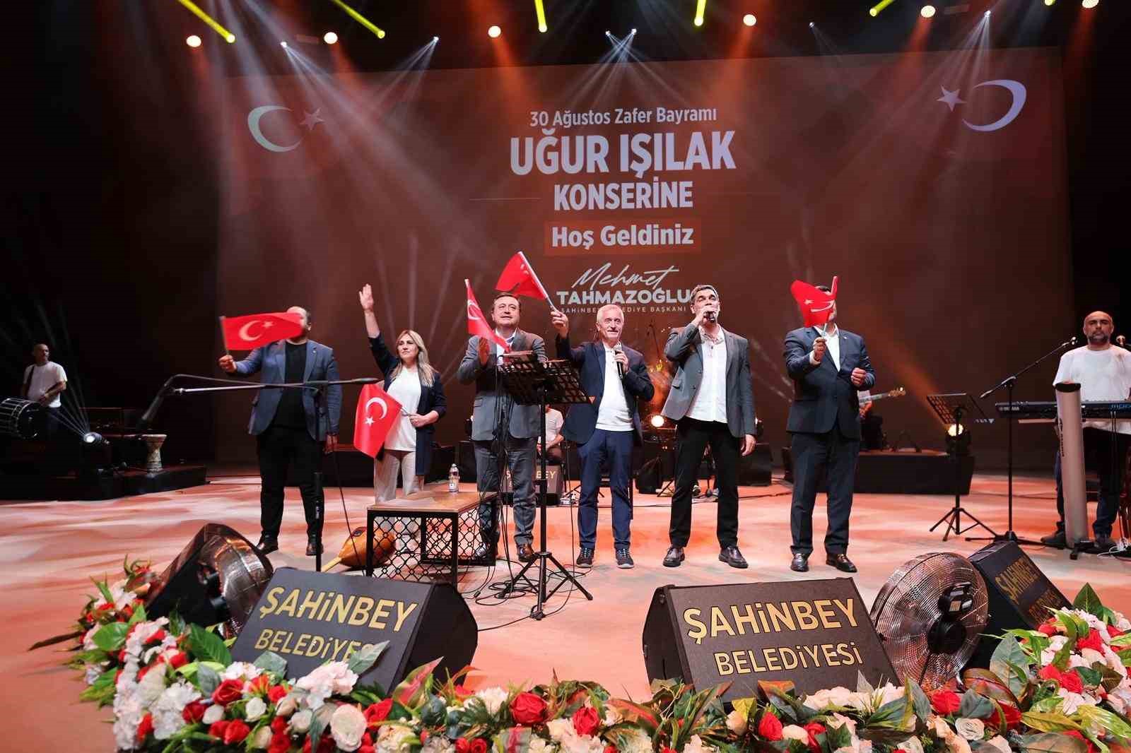 sahinbey-de-zaferin-coskusu-sarkilarla-taclandi