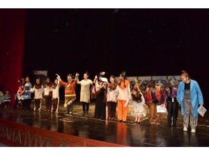 Bilecik Şehir Tiyatrosu Oyuncularından Çocuklara Muhteşem Tiyatro Oyunu