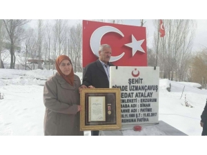 Madalya Ve Berat İle Oğullarına Koştular