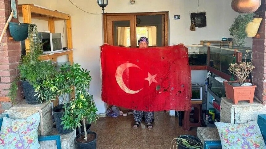 36-yillik-vefa-gozu-gibi-korudugu-turk-bayragini-uzman-ellere-teslim-etti