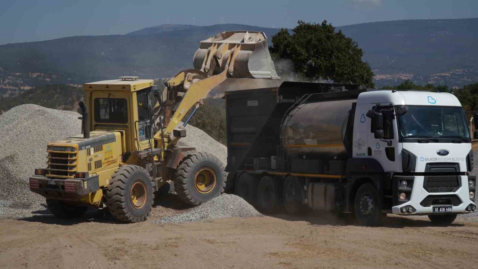 balikesir-buyuksehir-dursunbey-de-yollara-asfalt-atiyor