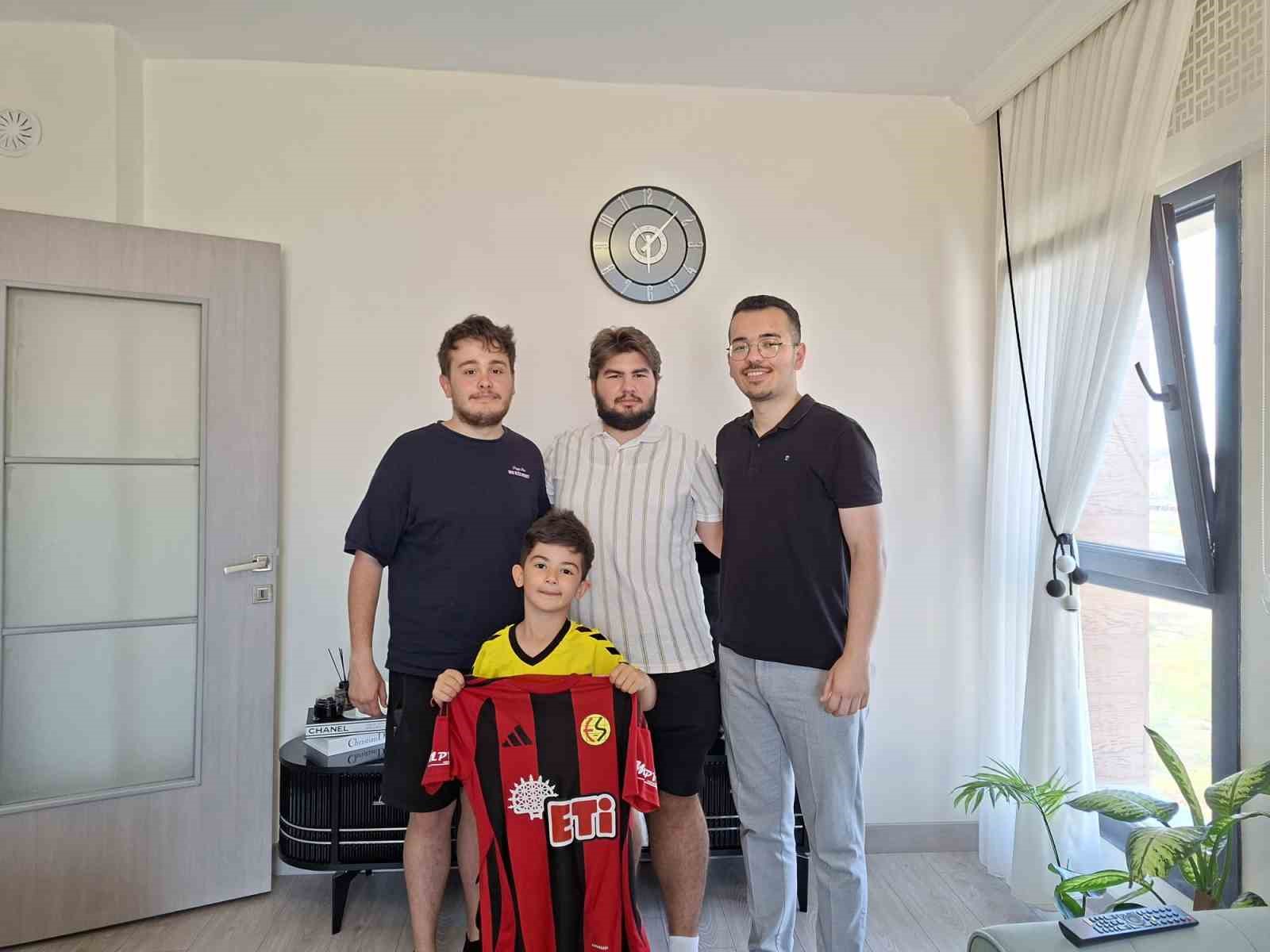 eskisehirspor-un-minik-kahramanina-uni-nefer-den-anlamli-ziyaret