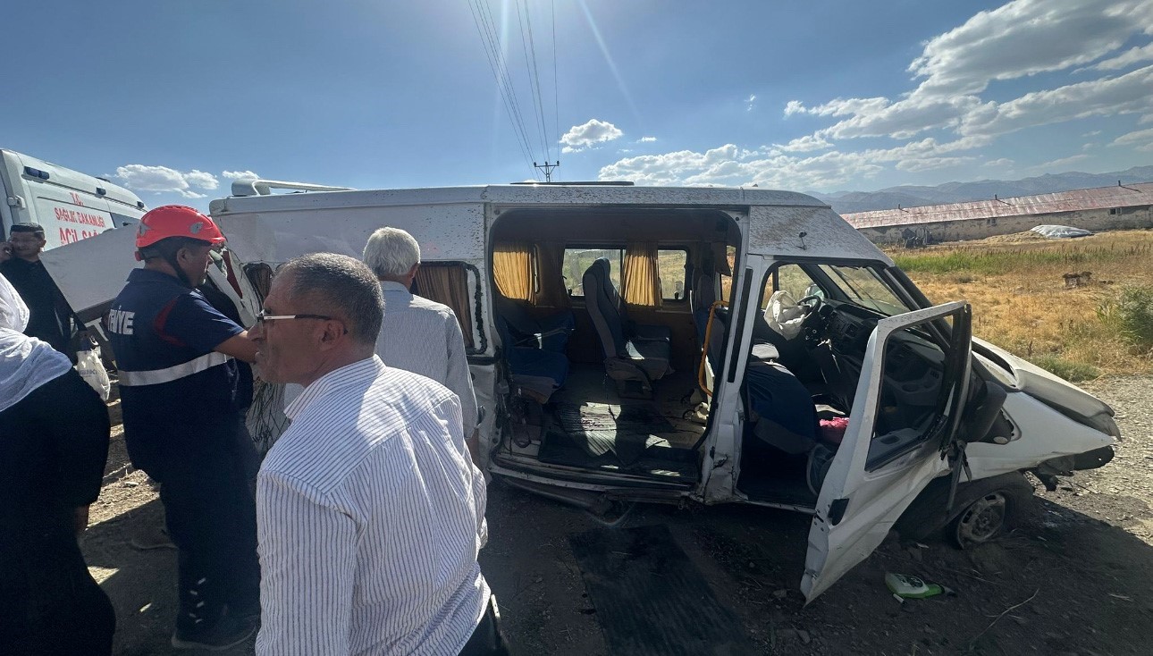 yuksekova-da-minibus-kapagi-acik-birakilan-rogar-cukuruna-carpti-6-yarali