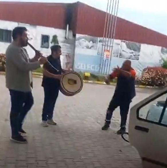 duzce-de-akaryakit-istasyonunda-renkli-goruntuler-klarnetci-ve-davulcu-caldi-pompaci-oynadi