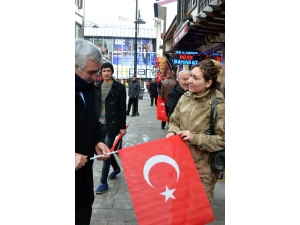 Ak Parti Erzurum İl Başkanlığı’ndan Vatandaşa 100 Bin Türk Bayrağı