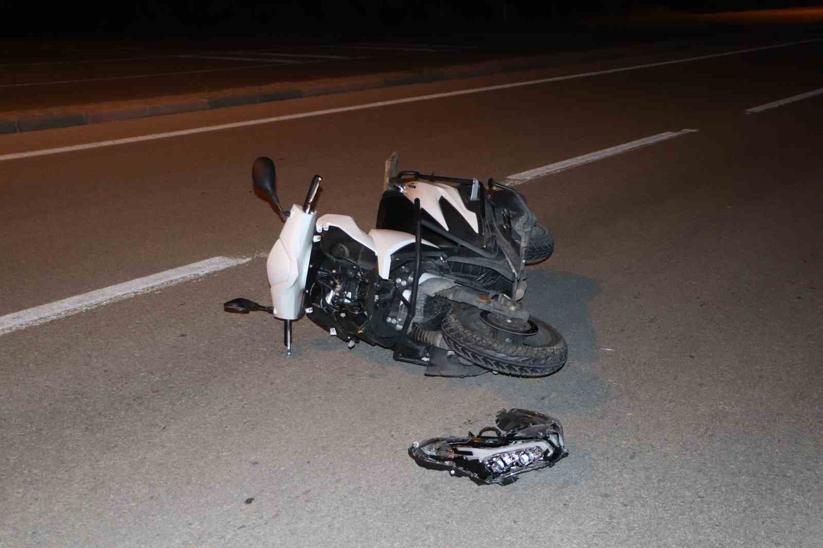 otomobille-carpisan-motosikletteki-2-kisi-yaralandi