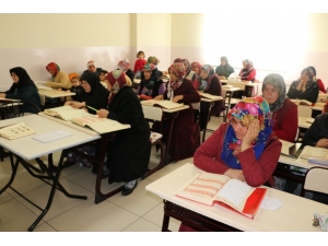 Kadınlar Kur’an-ı Kerim Öğreniyor