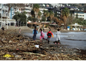 Antalya’da Fırtına, Sahili Çöplüğe Çevirdi