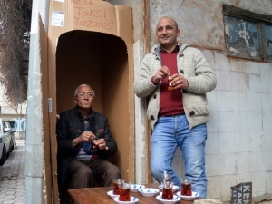 Üşüyen Taksicilerden Kartonlu Çözüm