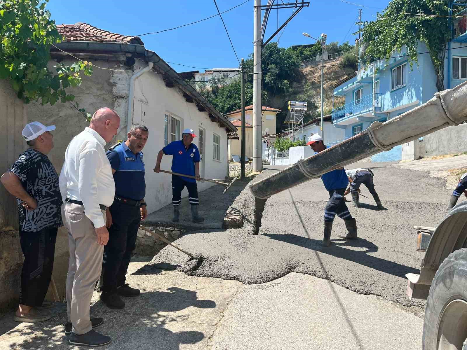 baskan-kumral-mahallerde-yurutulen-calismalari-yerinde-inceledi