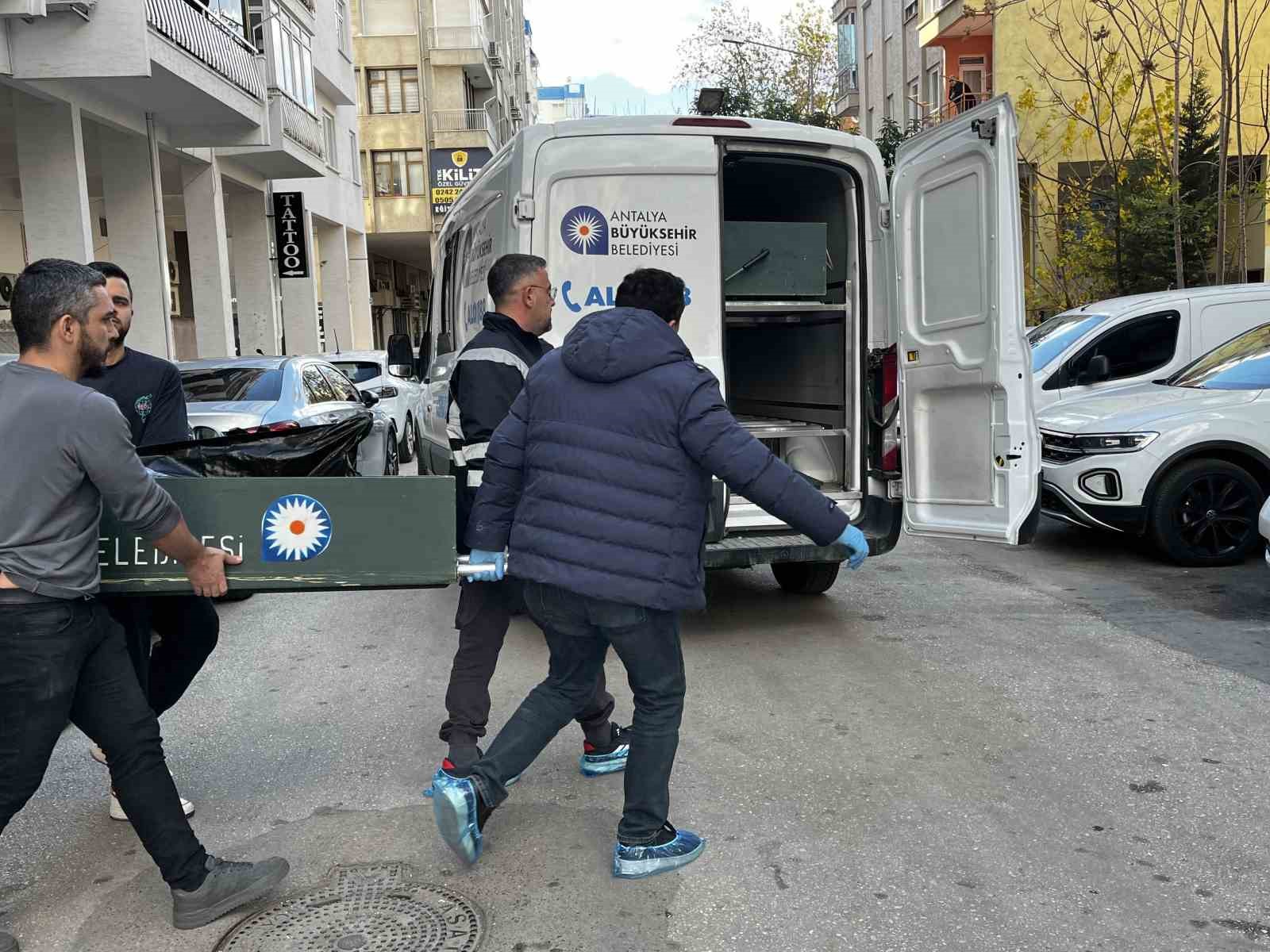 antalya-da-yasli-kadinin-sir-olumunde-kizi-ve-erkek-arkadasi-hakim-karsisinda-804-bin-tl-degerindeki-altin-detayi