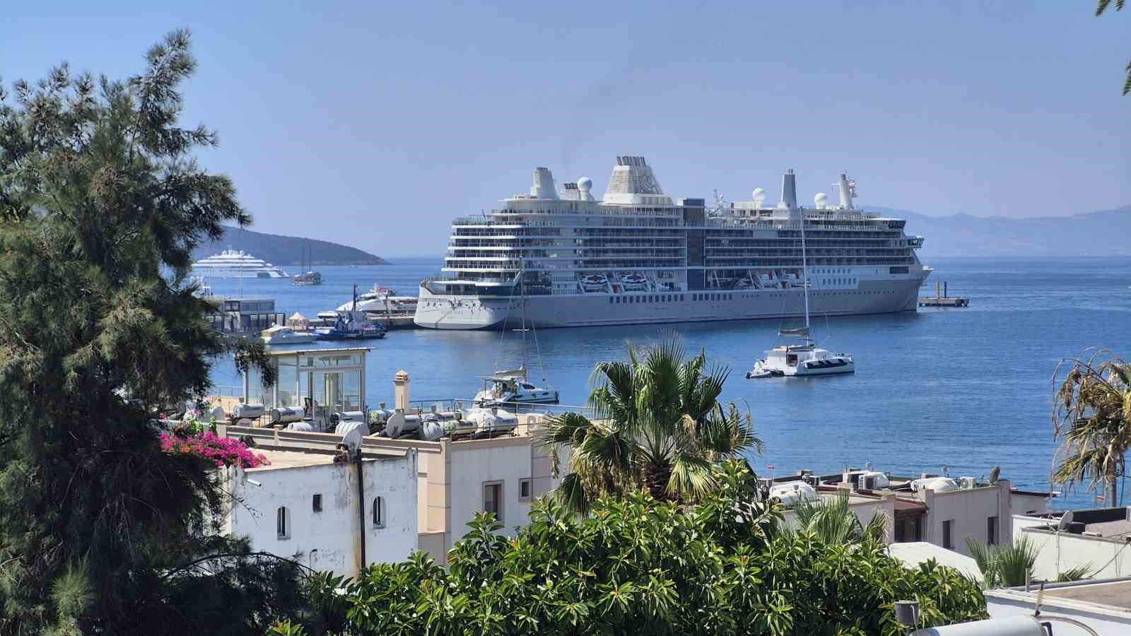 bodrum-a-iki-gemi-ile-1144-yolcu-geldi