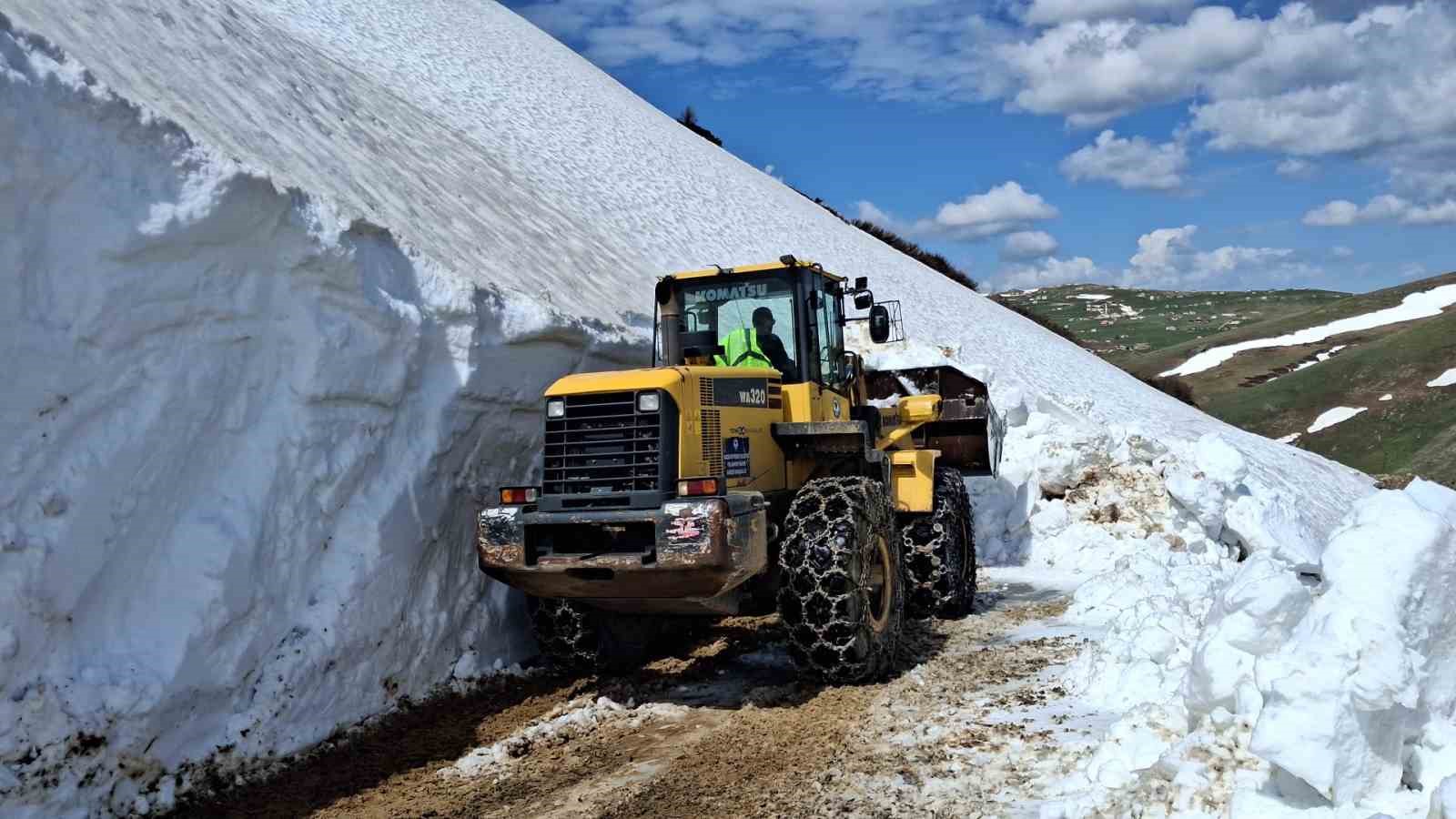trabzon-da-yayla-gocleri-oncesi-yayla-yollarinda-yogun-kar-temizleme-mesaisi