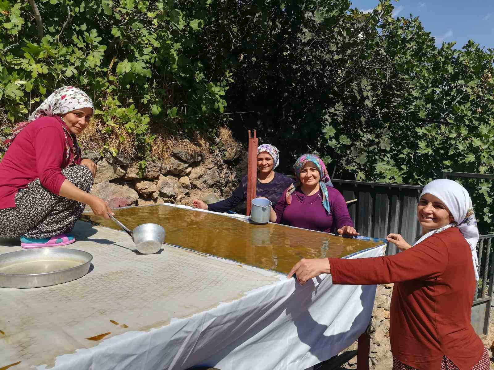 kemaliye-de-kadinlar-pestili-imece-usulu-hazirliyor
