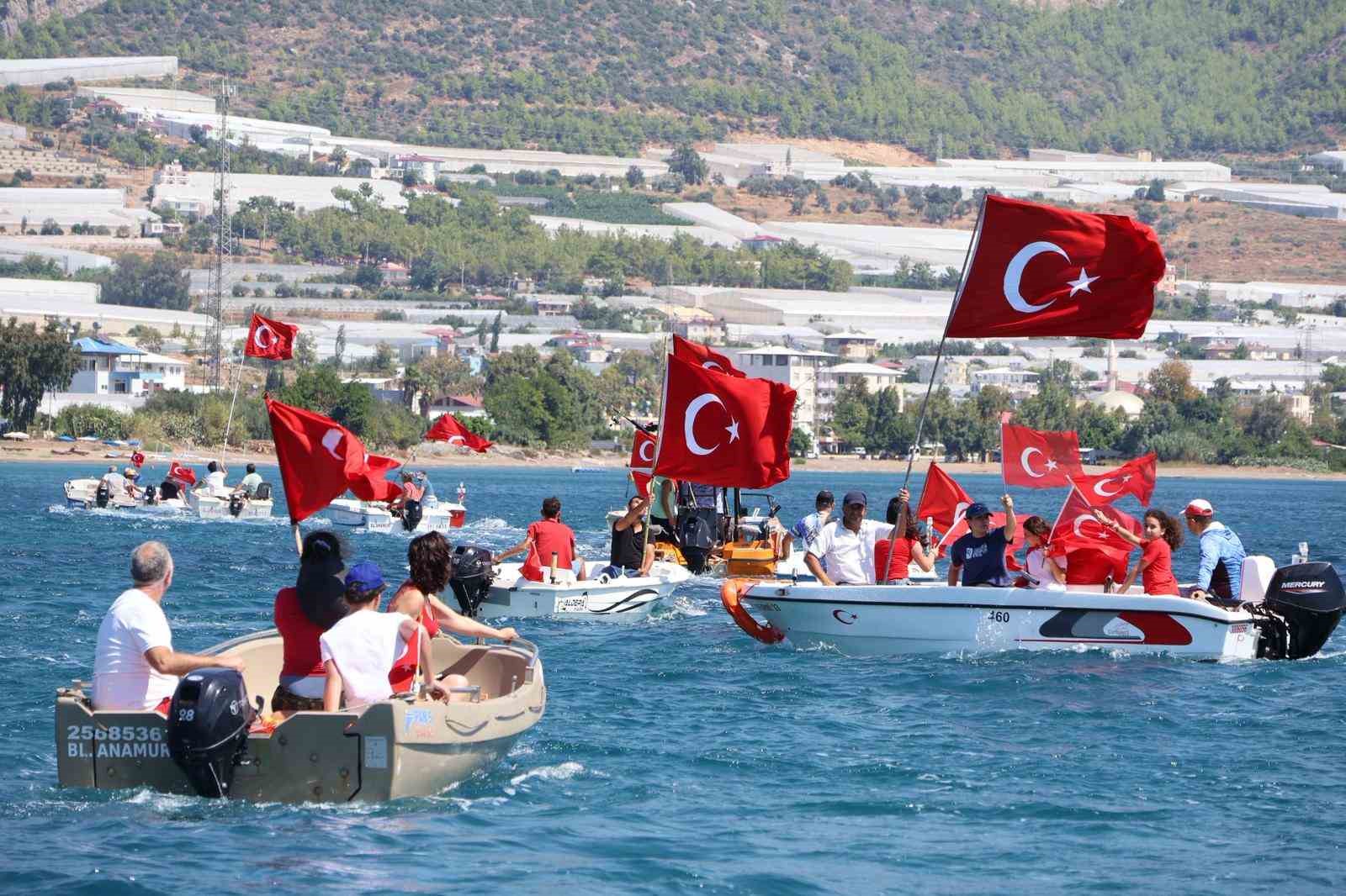 bozyazi-da-amator-balikcilardan-30-agustos-a-denizde-anlamli-kutlama