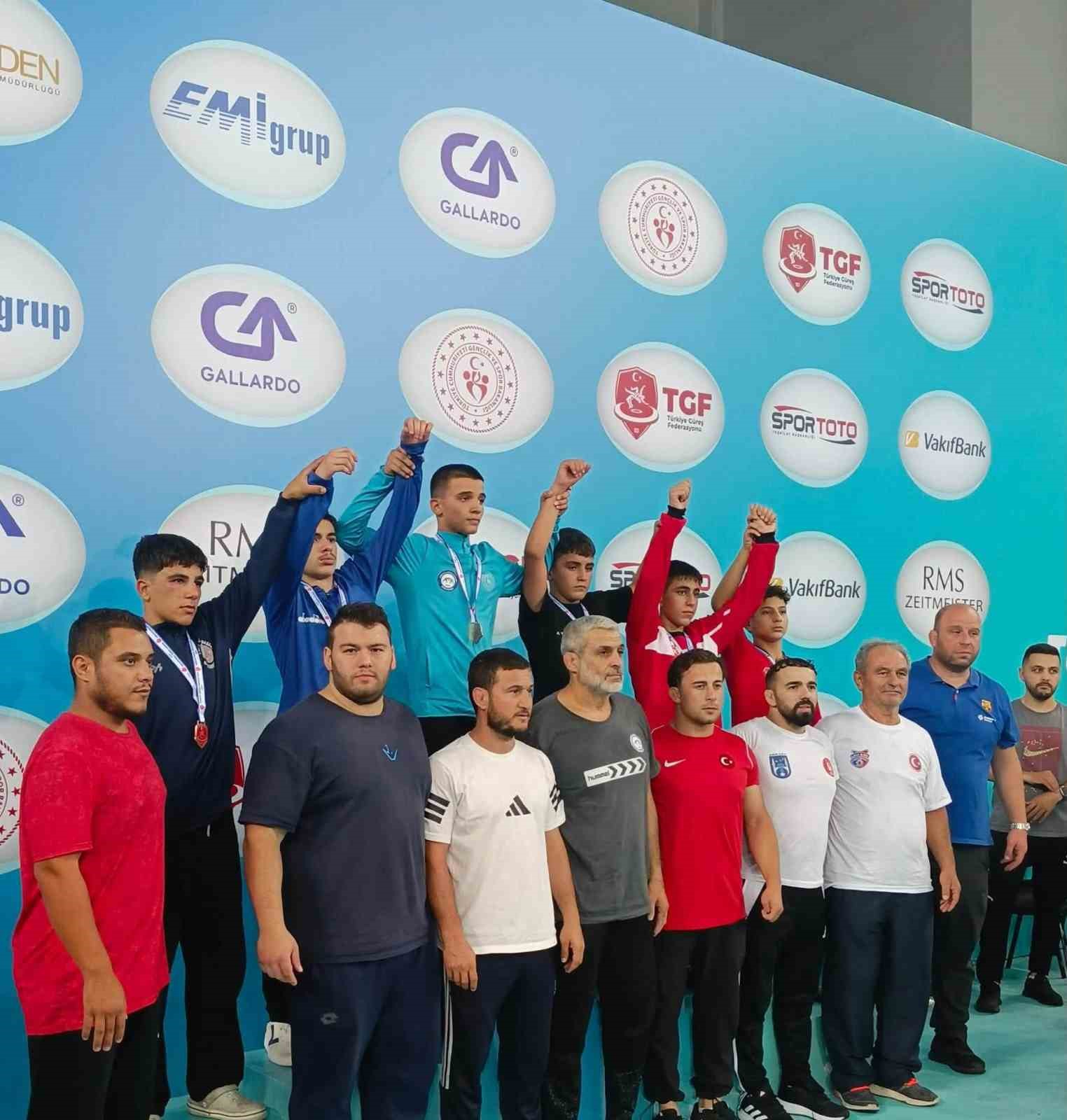 bilecikli-minik-gurescilerden-cifte-basari