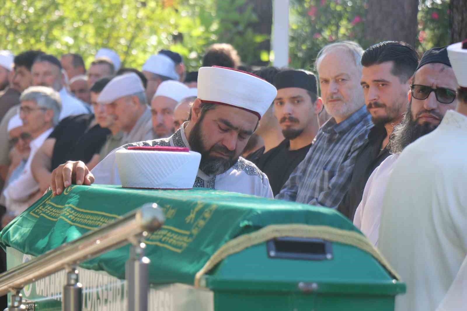 feci-kazada-olen-hafizin-cenaze-namazini-imam-olan-babasi-kildirdi