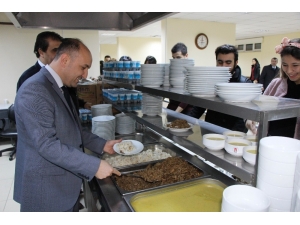 Finallerde Kek, Bütünlemede Döner Dağıttı