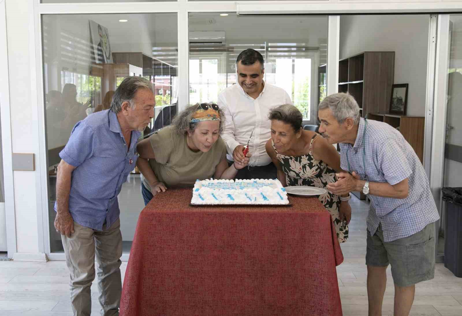 mersin-de-emekliler-gunu-coskuyla-kutlandi