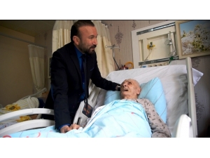 Başkan Doğan 5 Yıl Önce Bisiklet Hediye Ettiği Mehmet Dede’yi Hastanede Ziyaret Etti
