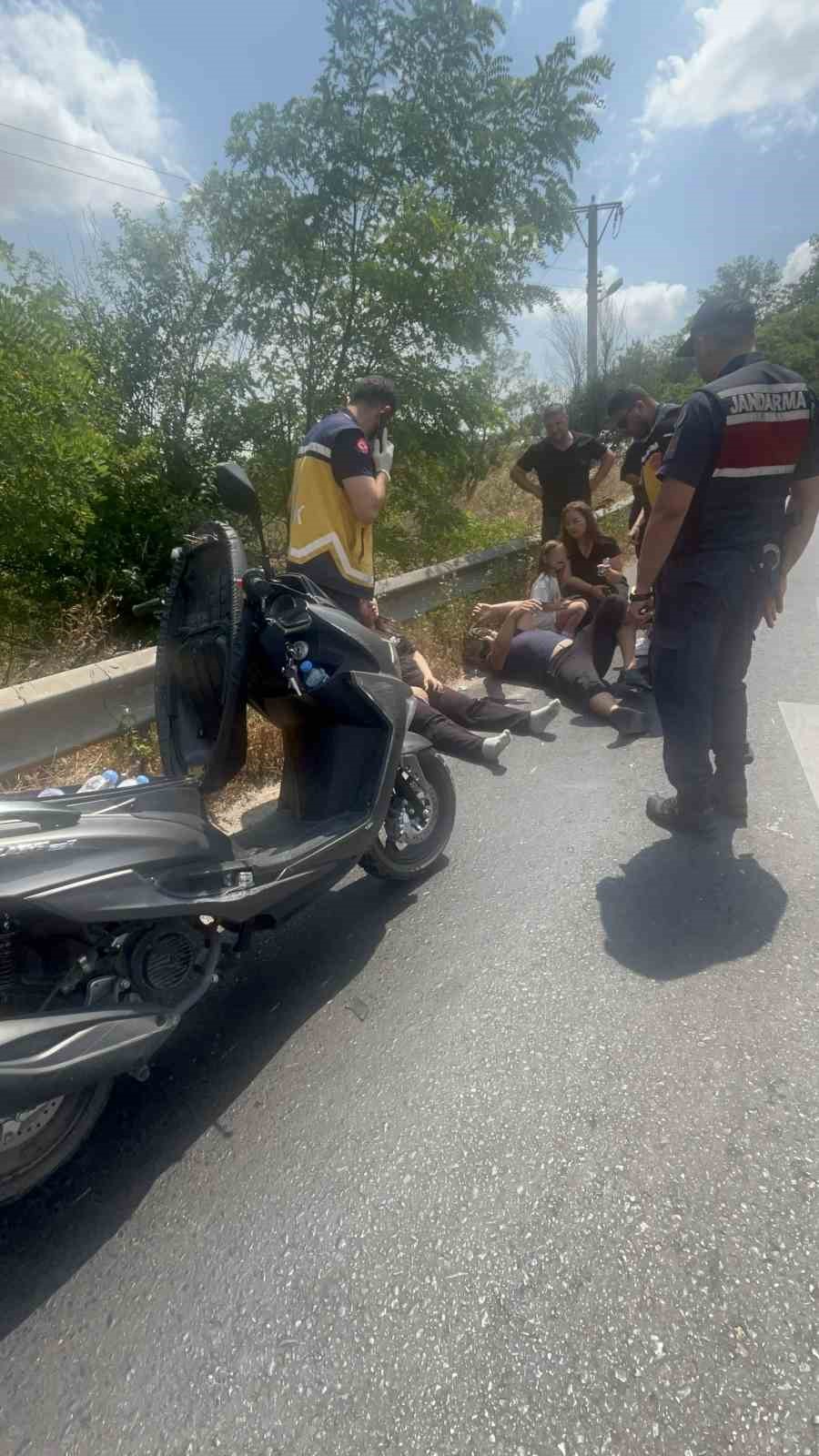 tekirdag-da-devrilen-motosikletteki-3-kisi-yaralandi