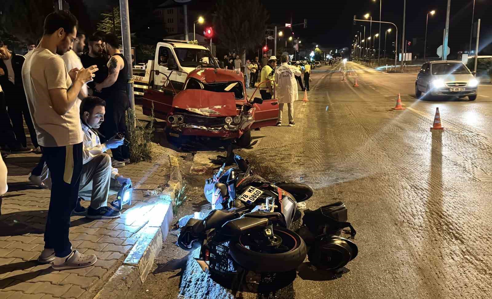 kirmizi-isik-ihlali-felaket-getirdi-otomobilin-carptigi-motosikletli-agir-yaralandi