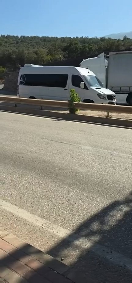 ters-seride-giren-servis-minibusu-tehlike-sacti