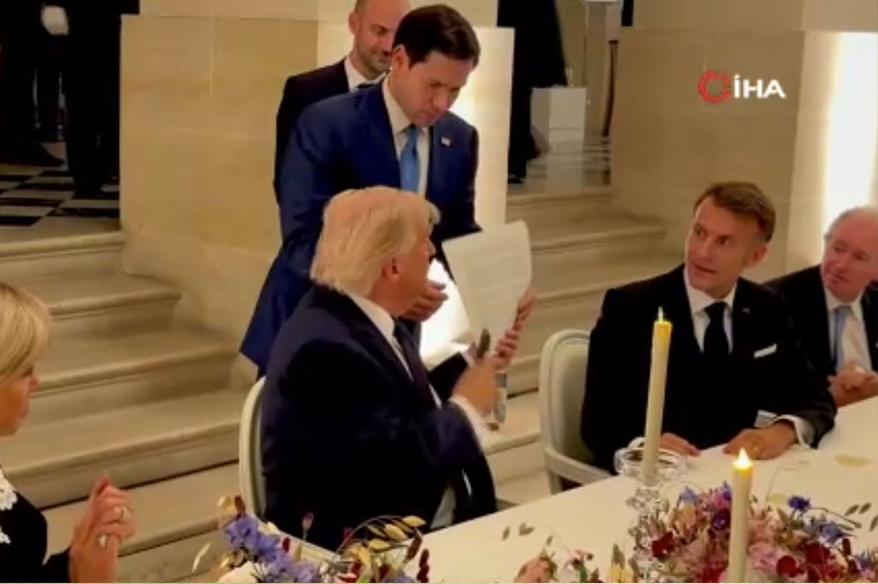 beyaz-saray-trump-in-iran-anlasmasini-imzaladigi-anin-goruntulerini-yayinladi